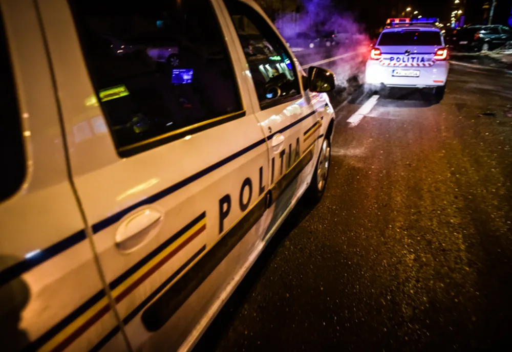 Șoferul unei mașini care aștepta la semafor, la spital după ce un autoturism a intrat în el