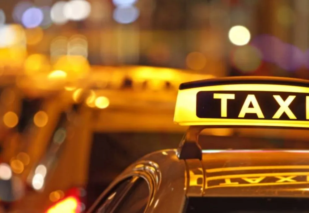 Taximetriștii din Sibiu ajută persoanele care nu au posibilități financiare. Au pregătit 80 de pungi cu alimente