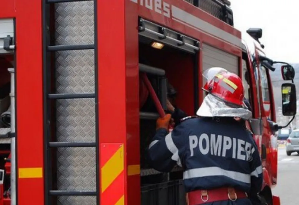 Acoperișul unei case din Mediaș, în flăcări
