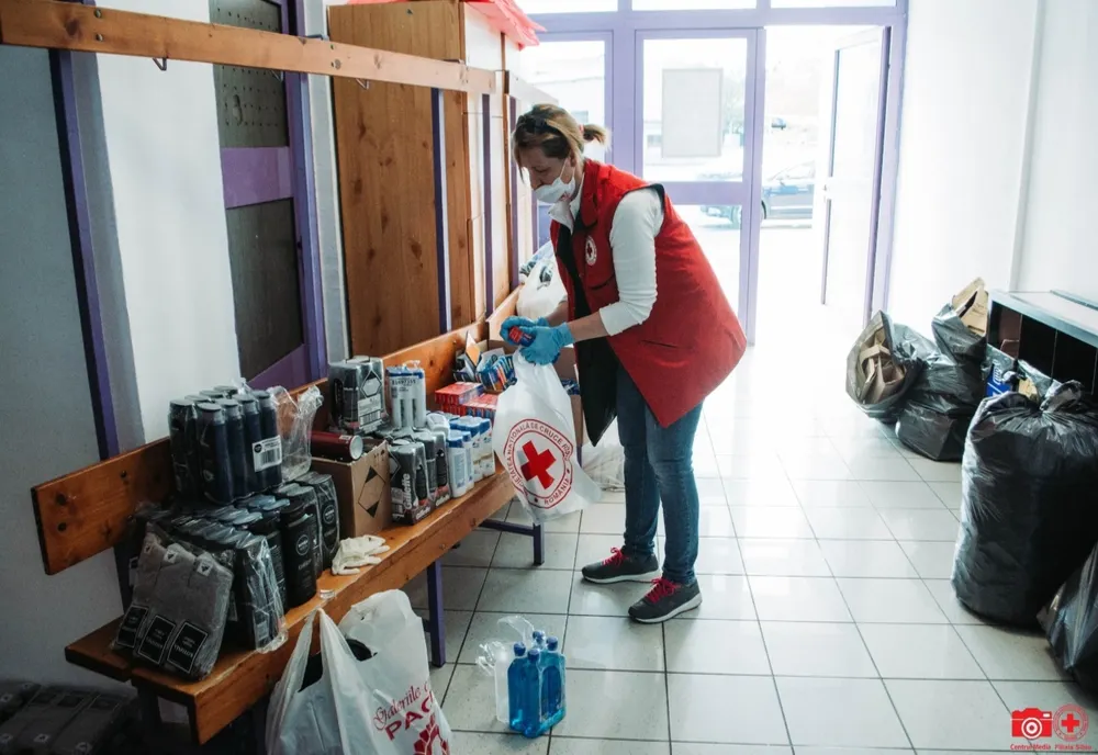 Egiptenii și tunisienii, ajutați în continuare de Crucea Roșie. Ei au primit mâncare, haine și produse de igienă