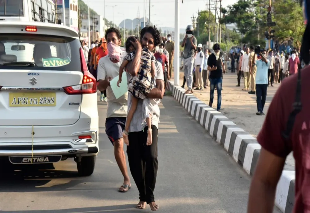 INDIA - Cel puțin 13 oameni au murit și peste o mie de oameni au ajuns la spital după o scurgere masivă de gaze la o uzină chimică