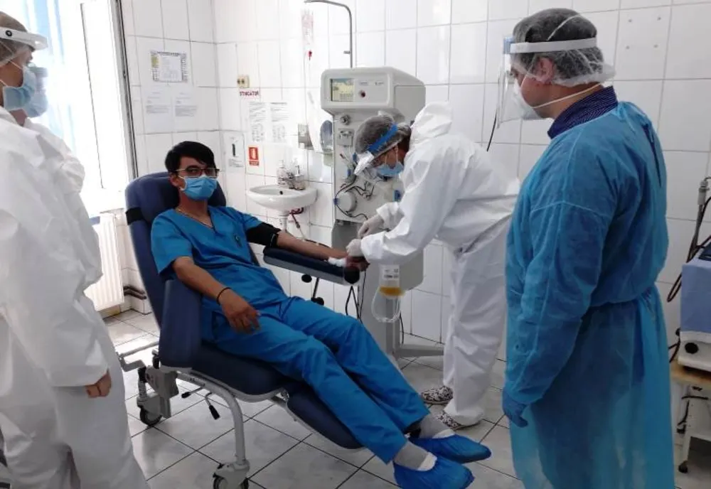 Prima recoltare de plasmă umană hiperimună  de la un pacient vindecat de COVID-19, la Spitalul Județean Sibiu