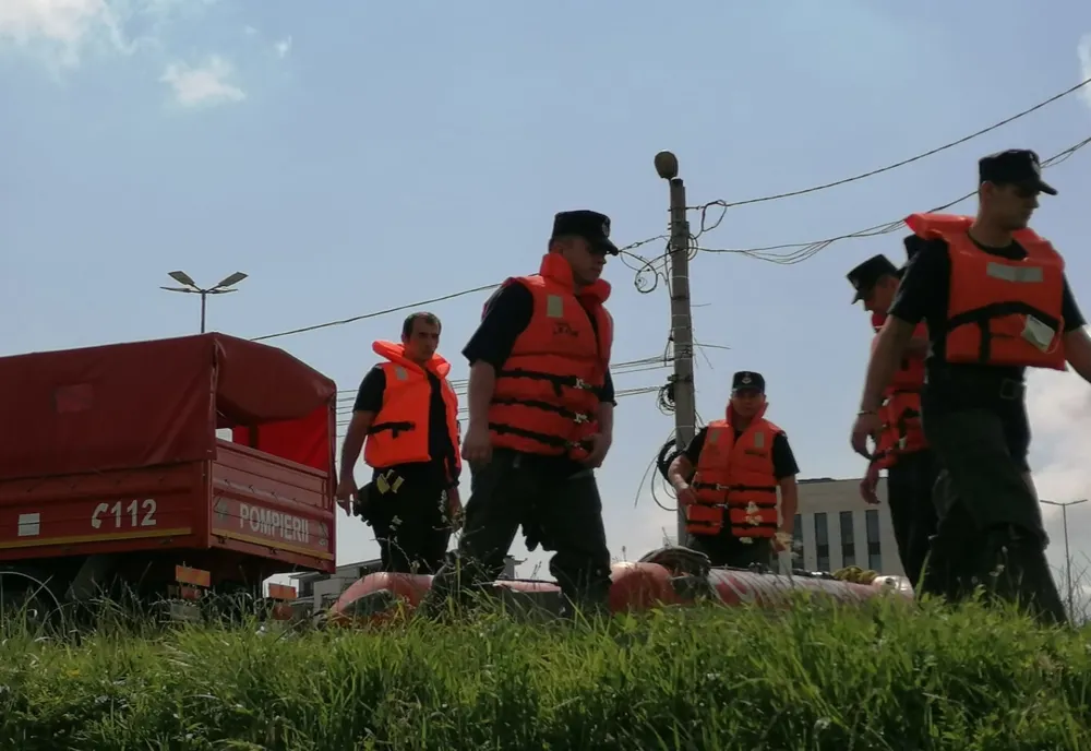 Fetița căzută în Cibin, căutată de scafandri