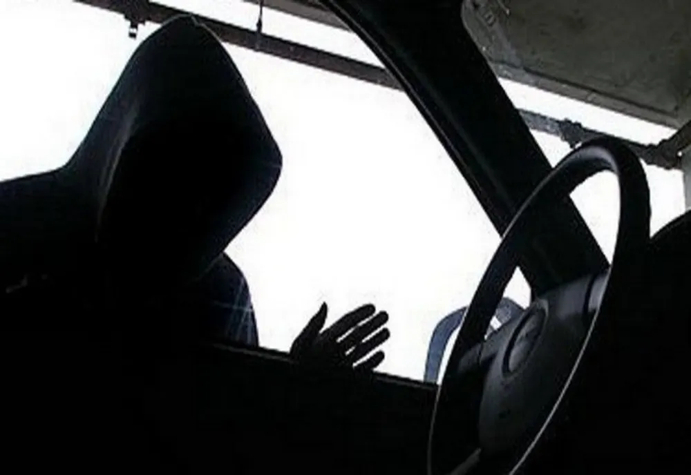 Bărbat din Iaşi reţinut de poliţiştii dejeni, cu ajutorul colegilor din Sibiu! A furat 10.000 de euro dintr-o maşină
