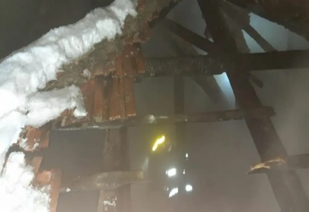 Incendiu la acoperișul unei case din localitatea Arpașu de Sus