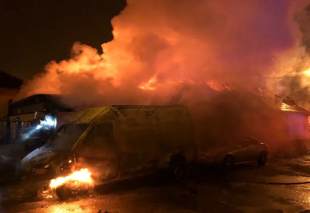 FOTO Incendiu în municipiul Mediaş! 18 pompieri au intervenit!
