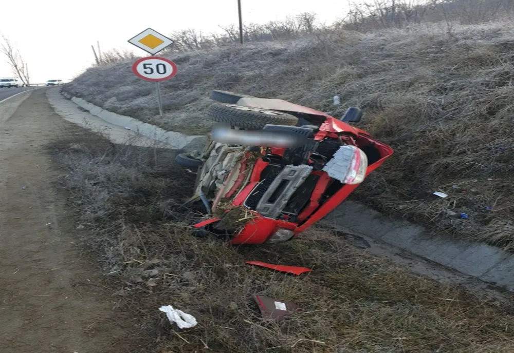 Maşină răsturnată, pe DN14