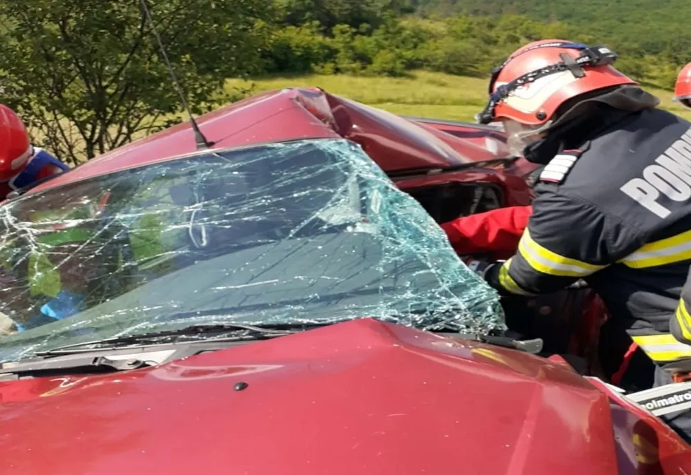 Accident cu 3 victime, pe DJ 106