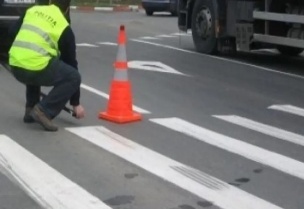 Bătrână transportată de urgență la spital după ce a fost lovită de maşină pe trecere