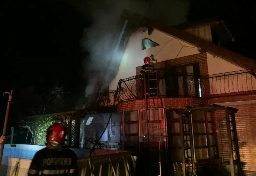 Acoperişul unei case din Tocile a fost distrus de flăcări
