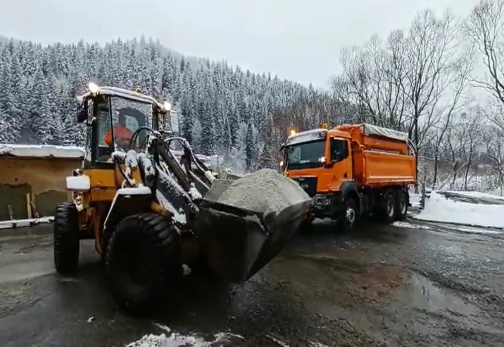 VIDEO Noapte albă la propriu, dar și la figurat, pentru drumarii din centrul țării