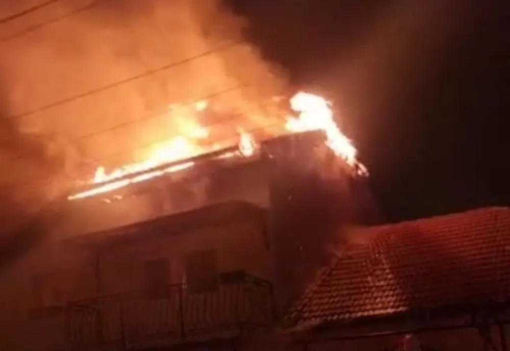 Acoperiş cuprins de flăcări, la o casă din municipiul Sibiu