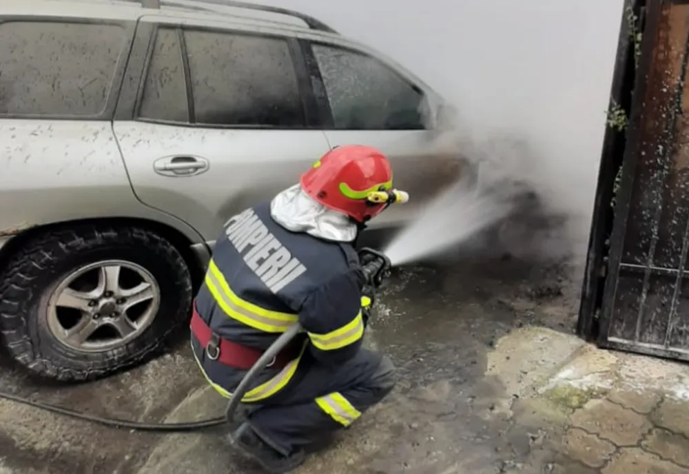 O maşină a luat foc în localitatea Agârbiciu