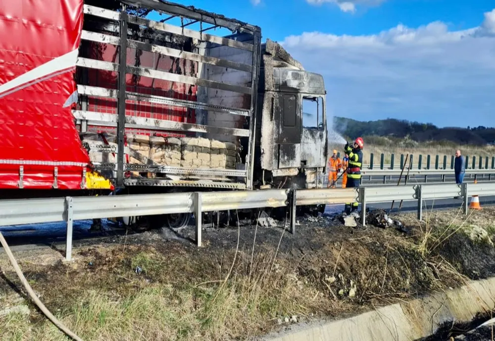 Autocamion distrus de flăcări, pe A1