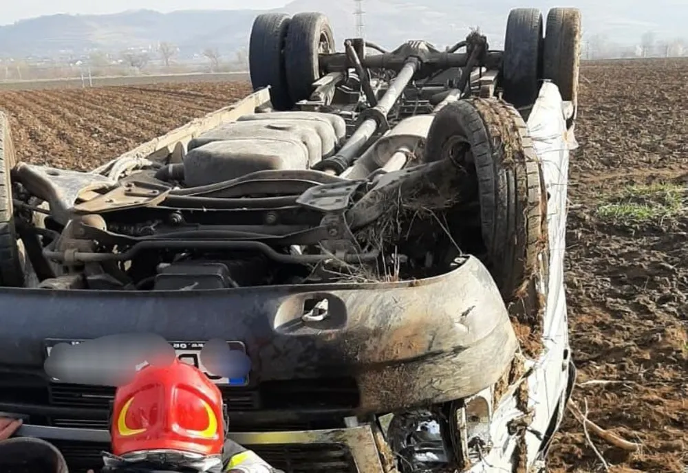 Microbuz răsturnat pe DN14, între Mediaș și Brateiu! 12 persoane implicate