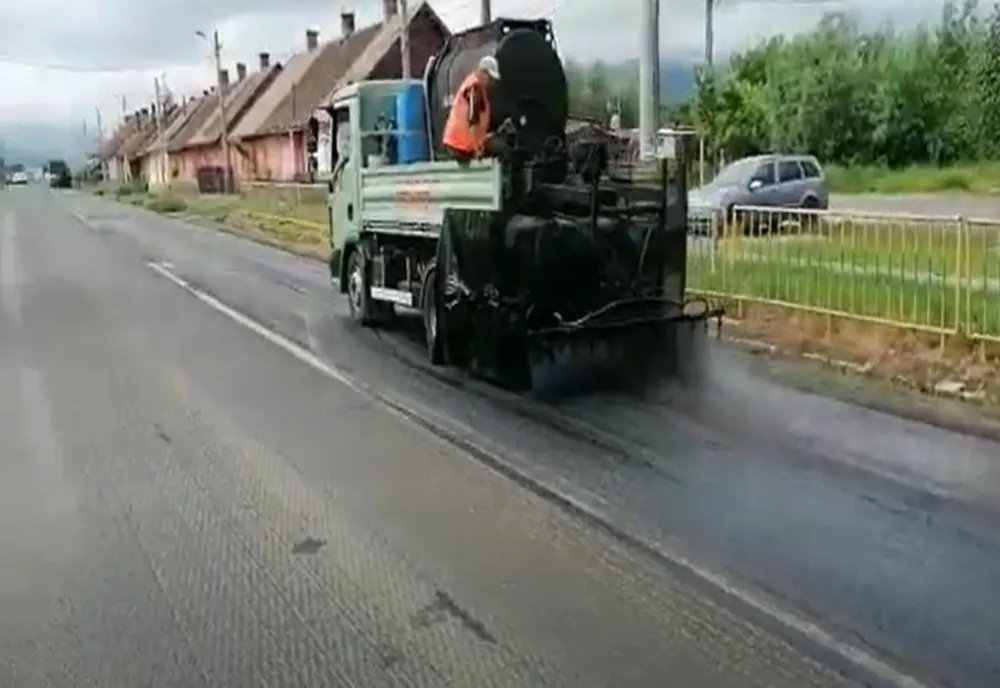 VIDEO A început așternerea covorului asfaltic pe DN7
