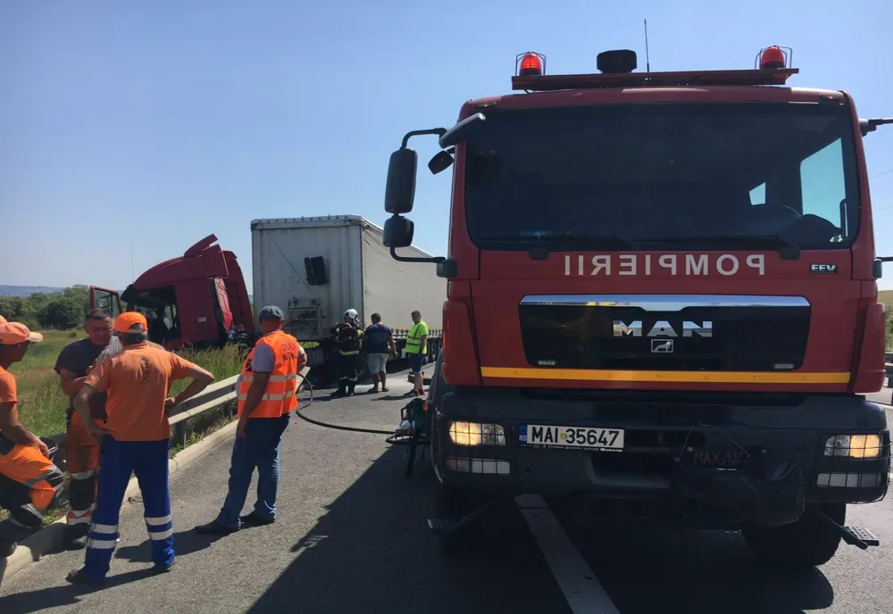 Incendiu la motorul unui autocamion