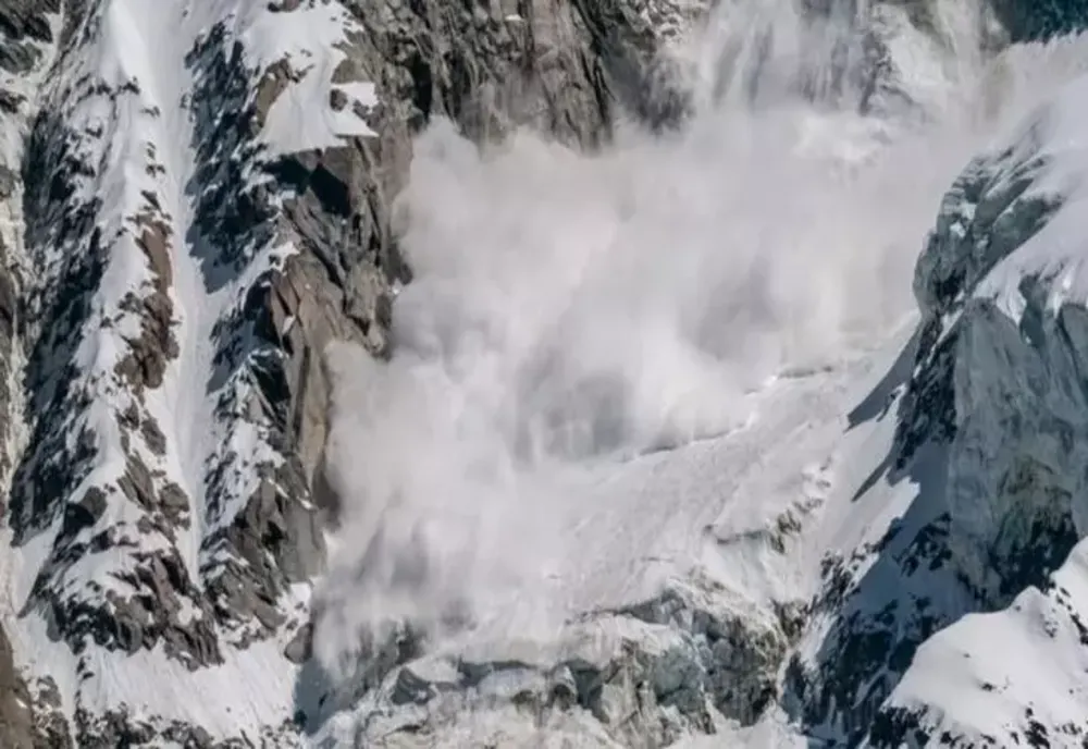 Pericol de prăbușire a unui munte din Alpii italieni după avalanșa mortală din Marmolada