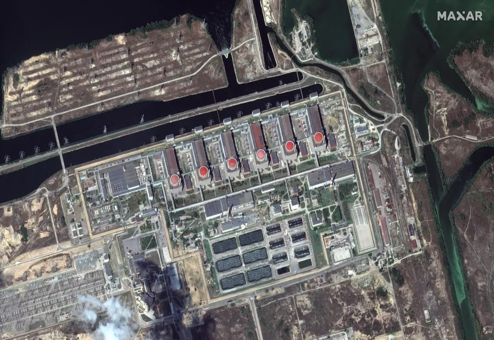 Alertă maximă la Zaporojie după ce au apărut găuri în acoperișul unei clădiri de la centrala nucleară