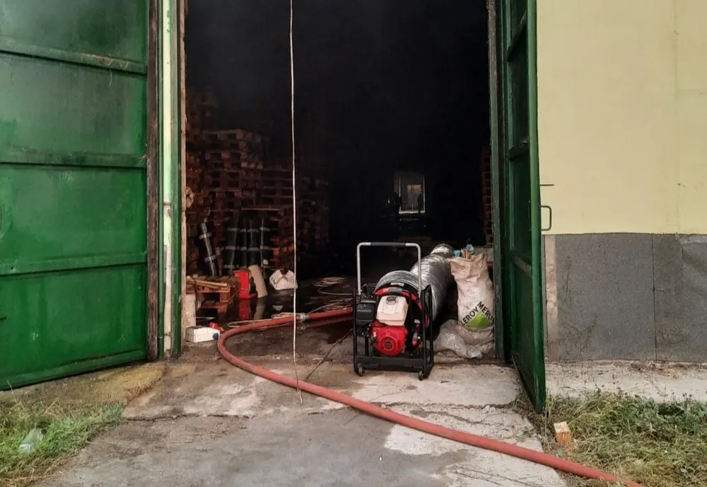 Incendiu la o hală plină cu paleți, la Sibiu
