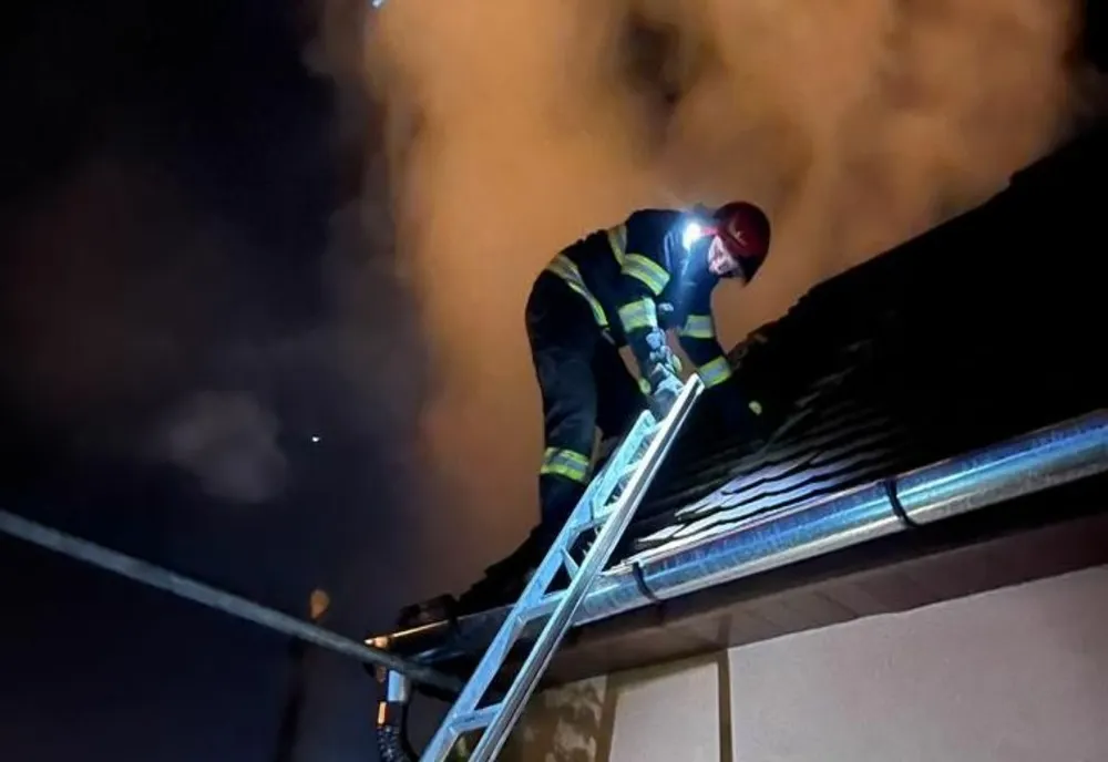 Acoperișul unei case din Sibiu a luat foc, azi-noapte