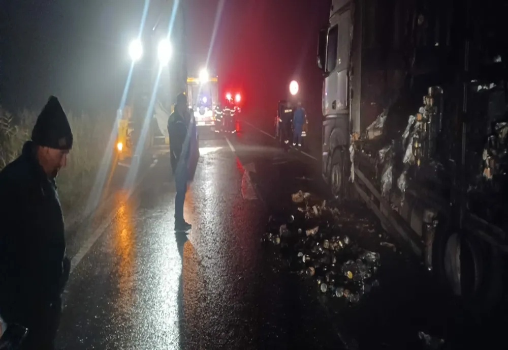 TIR în flăcări, pe DN1, zona Avrig
