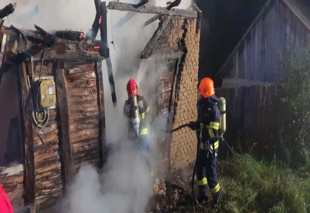 Anexă gospodărească distrusă de flăcări, la Rășinari