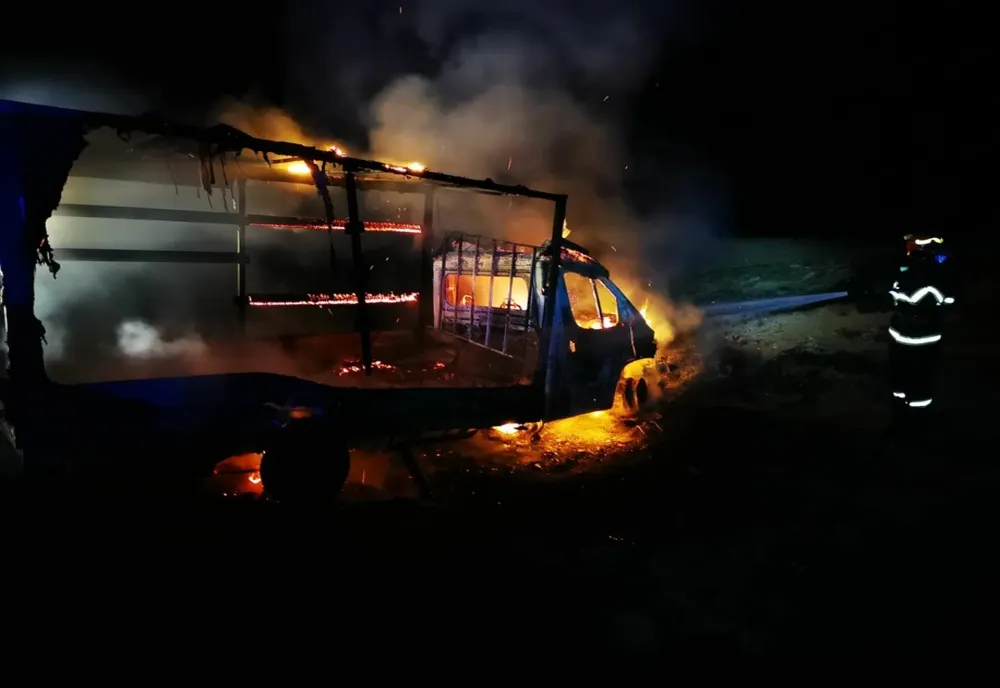 Autoutilitară distrusă de flăcări