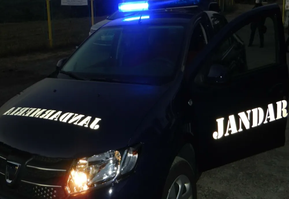 Doi tineri au rămas înzăpeziți cu mașina pe drumul spre Râu Sadului