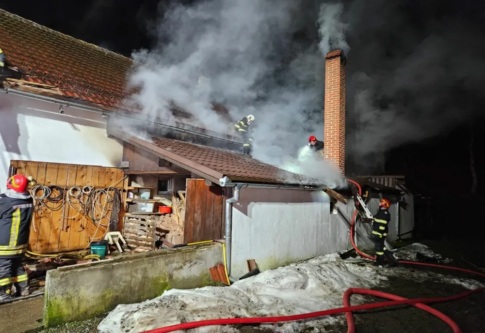 Incendiu la acoperișul unei locuințe din Cârțișoara