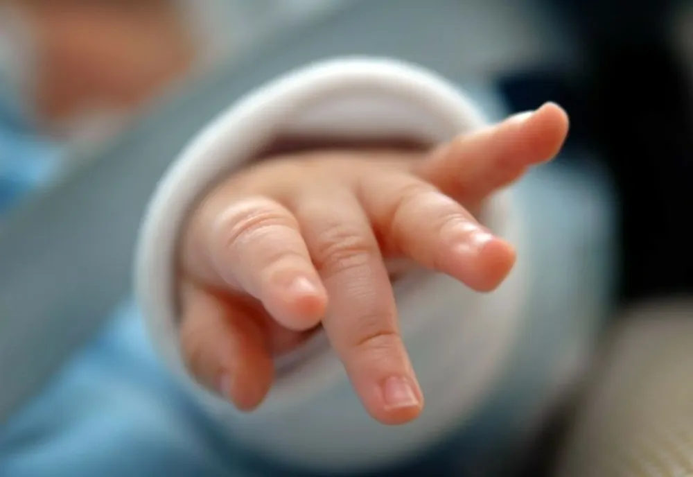 Fetiță de 5 săptămâni abandonată de o mamă de 22 de ani