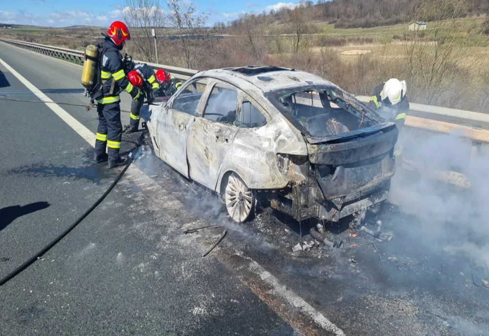 Mașină în flăcări, pe A1, între Sibiu și Sebeș