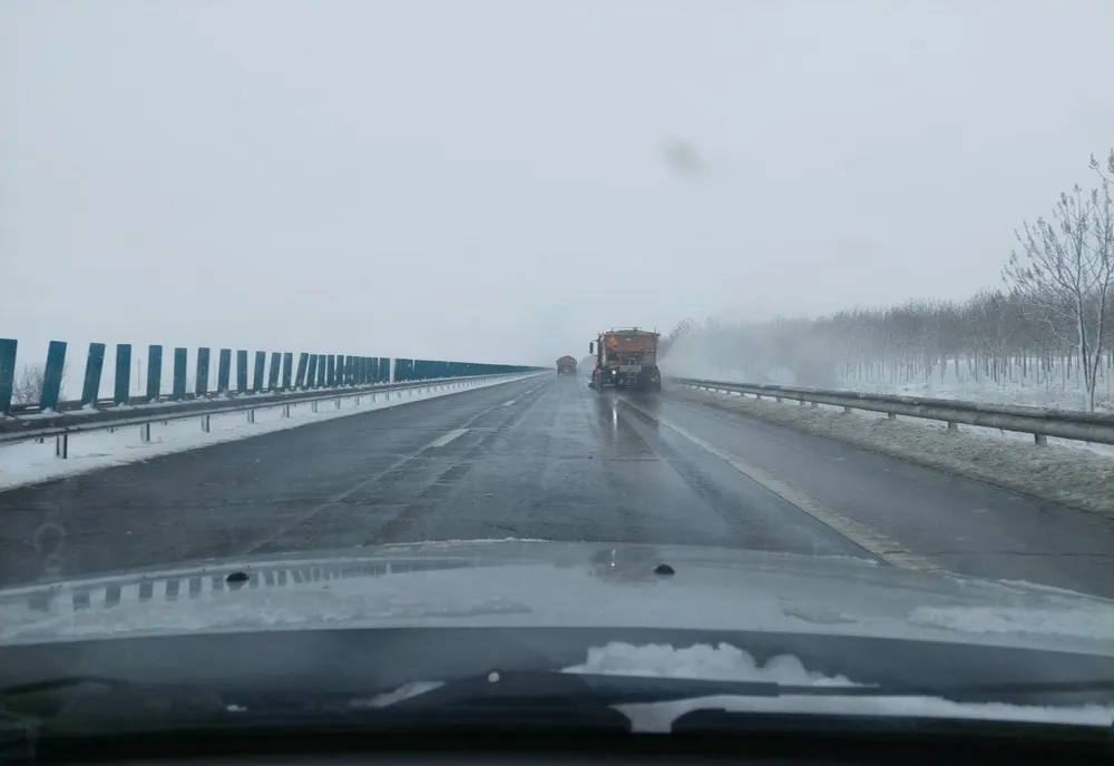 VIDEO Lapoviță și ninsoare pe mai multe drumuri din centrul țării