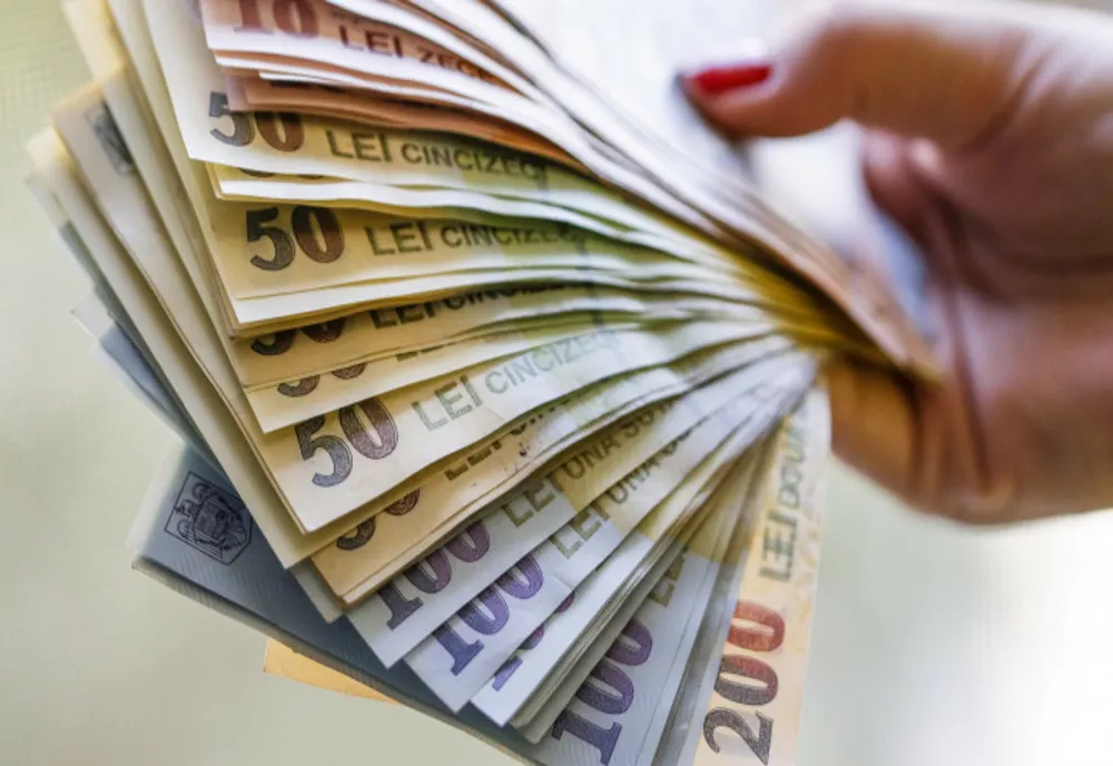 Proiect: Salariile unor angajaţi din Sănătate şi Apărare şi ordine publică ar urma să ajungă la nivelul grilei din 2022
