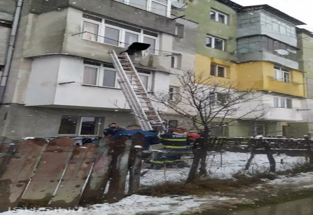 O femeie a căzut de la etajul al treilea al unui bloc şi a fost salvată de sârmele de rufe ale vecinilor