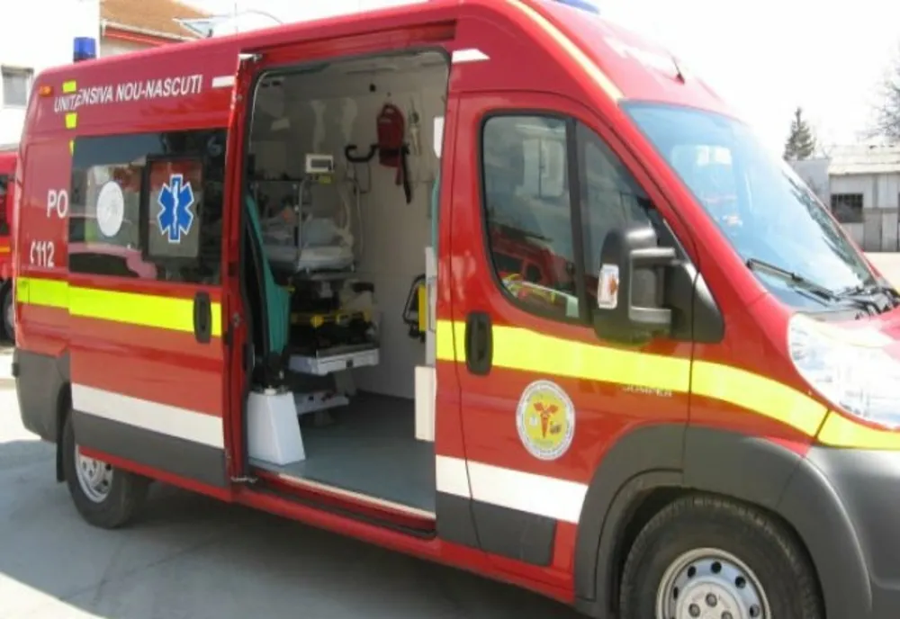 Femeie rănită în urma coliziunii dintre un autoturism şi un microbuz de transport persoane, în Sibiu. Impact violent