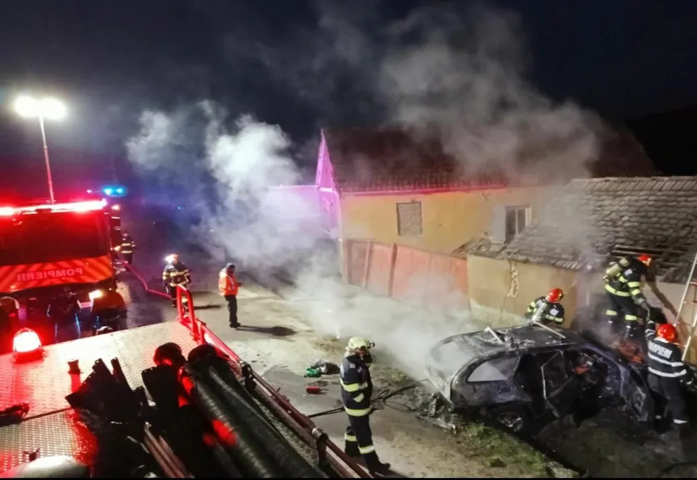 O maşină a luat foc după ce a intrat într-o casă