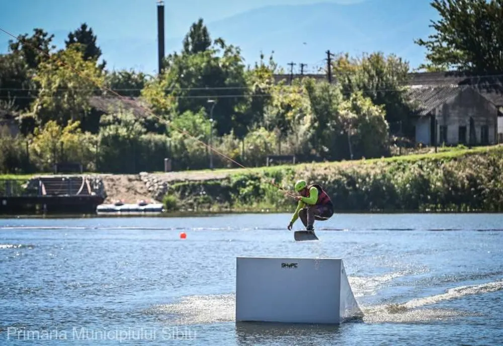 Plaja şi locul de joacă plutitor de pe Lacul Binder se redeschid de la 1 iunie