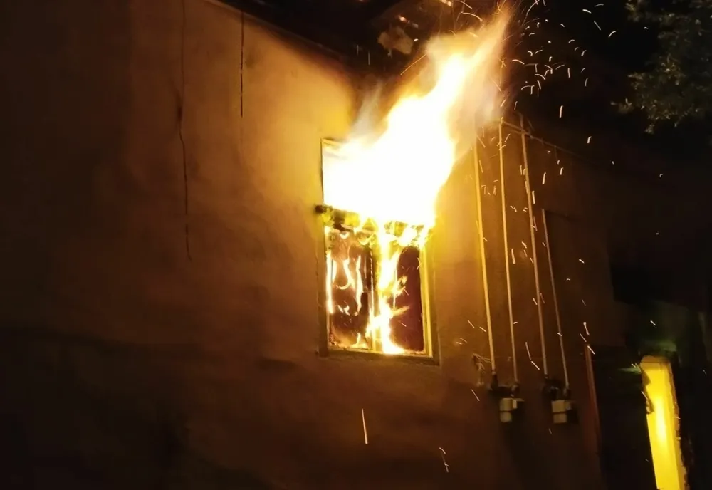 Cameră distrusă într-un incendiu