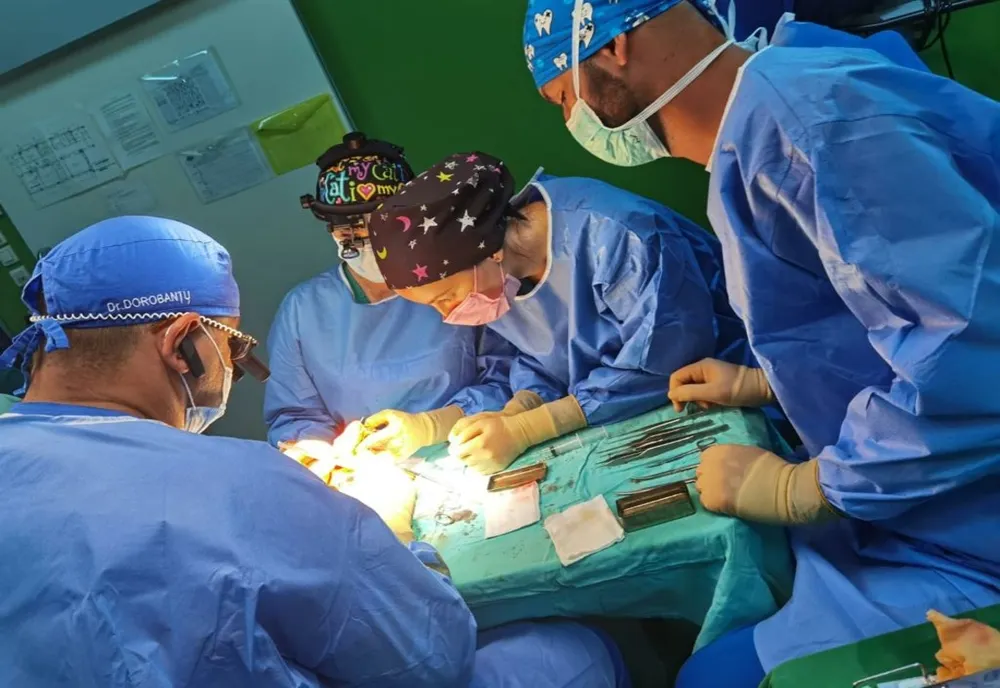 Chirurg din Sibiu, acuzat că vine beat la muncă și face operații în stare de ebrietate