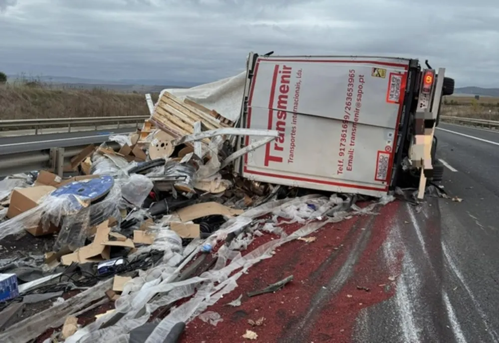 TIR RĂSTURNAT PE AUTOSTRADA A1, SENSUL SPRE SIBIU