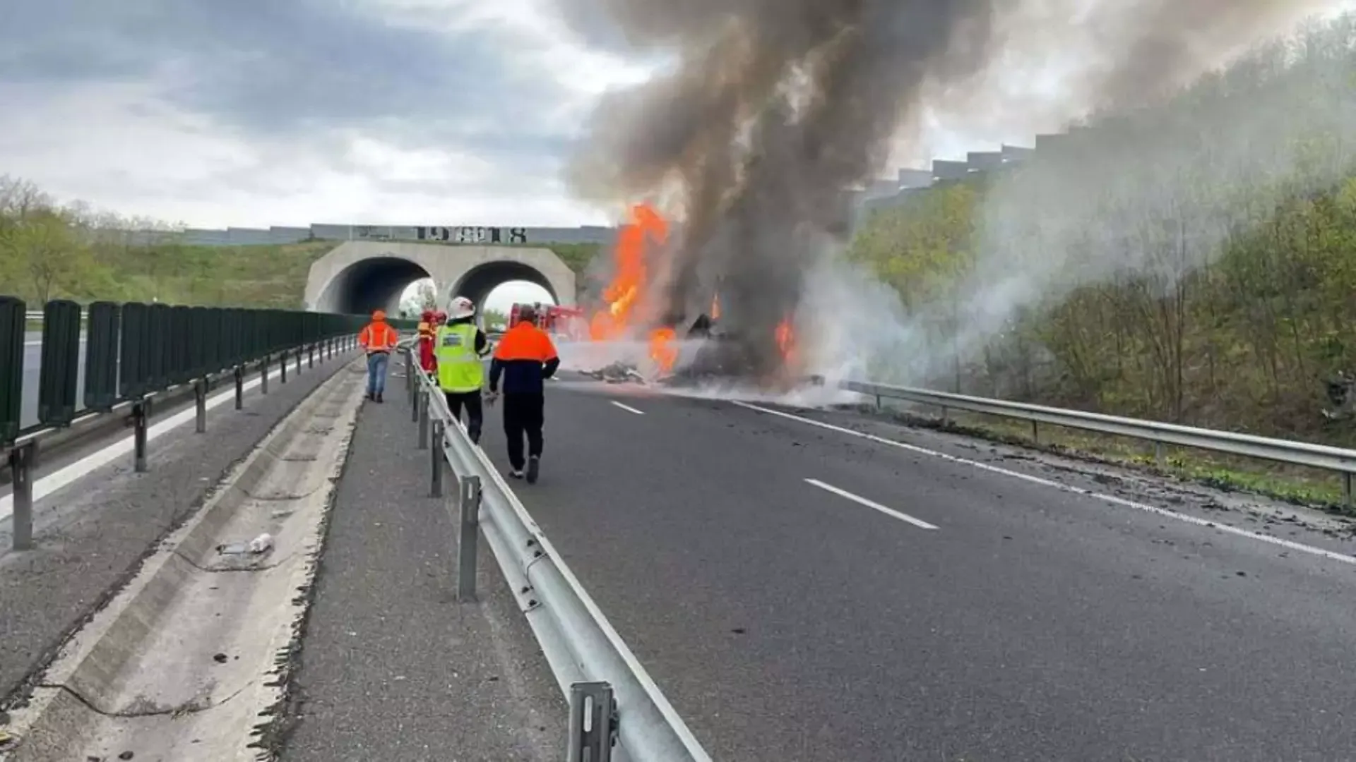 Un camion a luat foc pe A1
