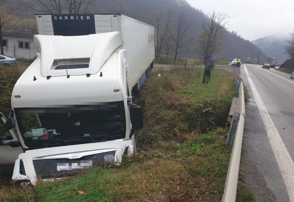 Un autocamion ce venea spre Sibiu s-a răsturnat în afara părții carosabile, pe Valea Oltului