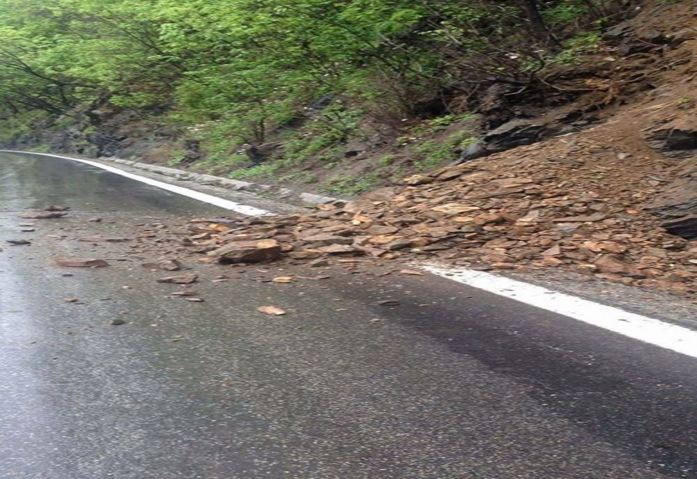 Trafic oprit pe Valea Oltului din cauza căderilor de pietre de pe versanți