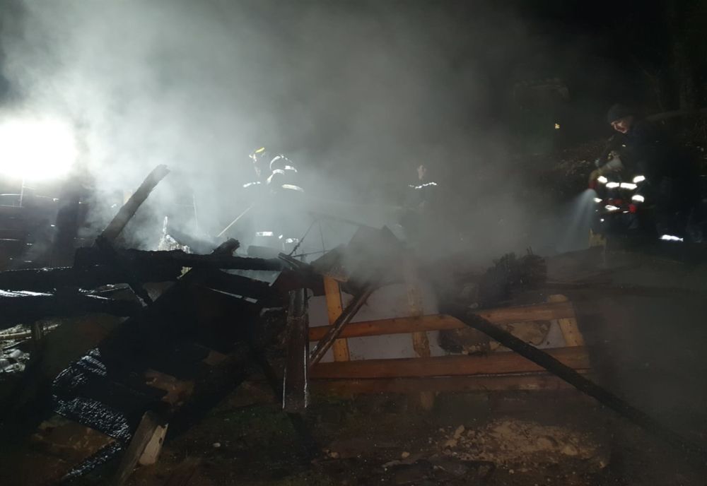 O casă a ars, seara trecută, în Gura Râului