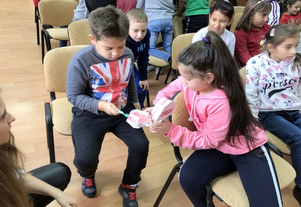 Copiii din Copșa Mică învață să își perieze corect dinții