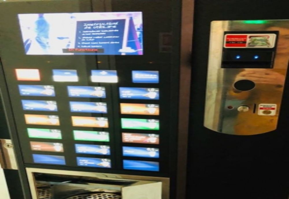 Doi minori, reținuți după ce ar fi sustras 970 de lei dintr-un aparat de cafea