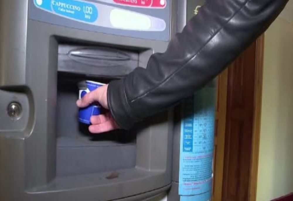 Tânăr din Sălaj, reținut după ce ar fi sustras bani din două automate de cafea, în Șelimbăr
