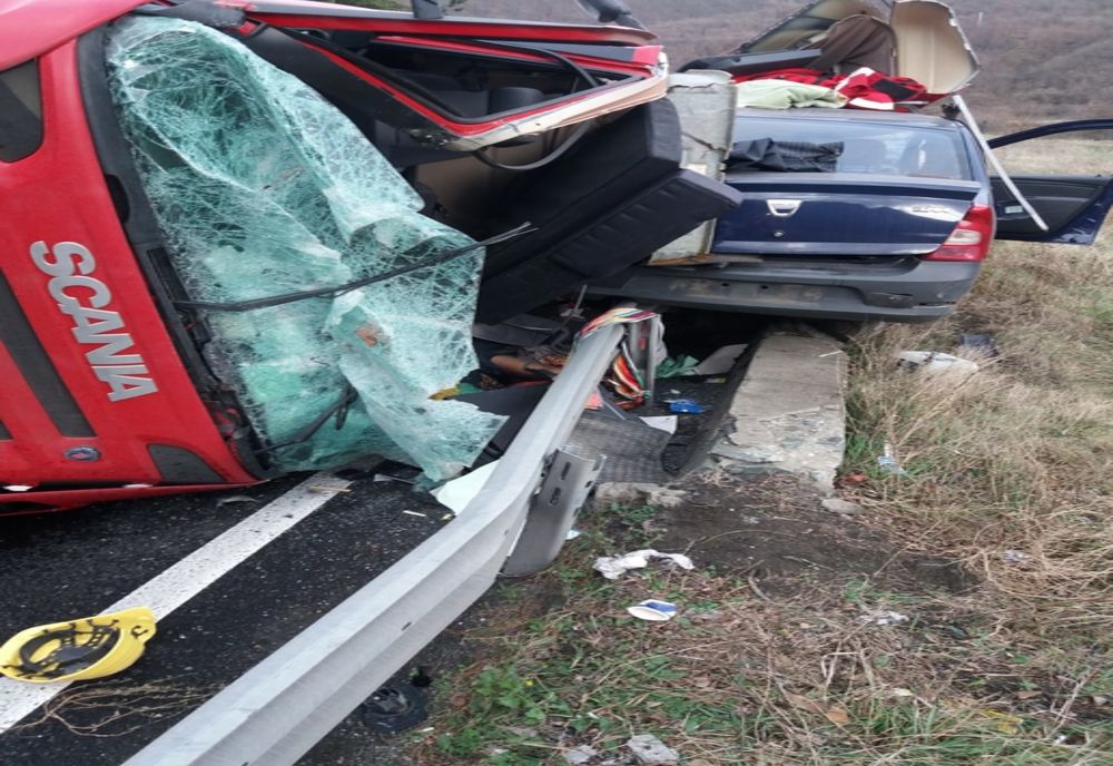 Accident mortal pe Valea Oltului. Un TIR s-a răsturnat peste o mașină, în zona localității Boița