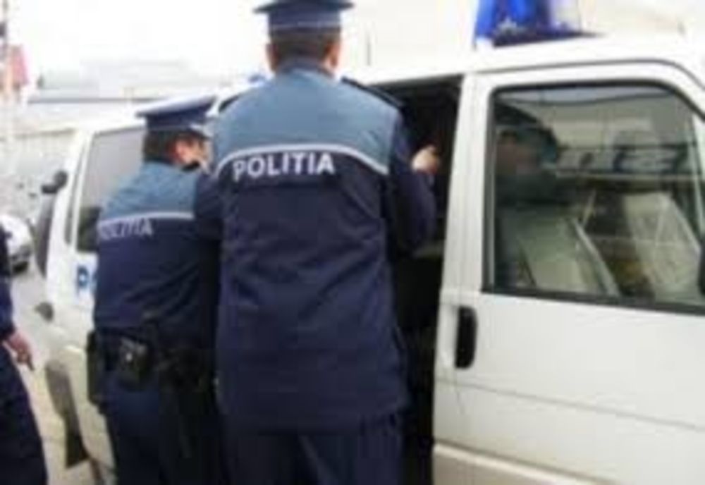Un tânăr de 19 ani a fost reținut de polițiști după ce a furat un telefon mobil folosind spray iritant